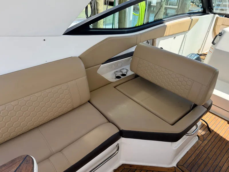 Slide: The Image of Sea Ray 320 SUNDANCER 2020 - 34