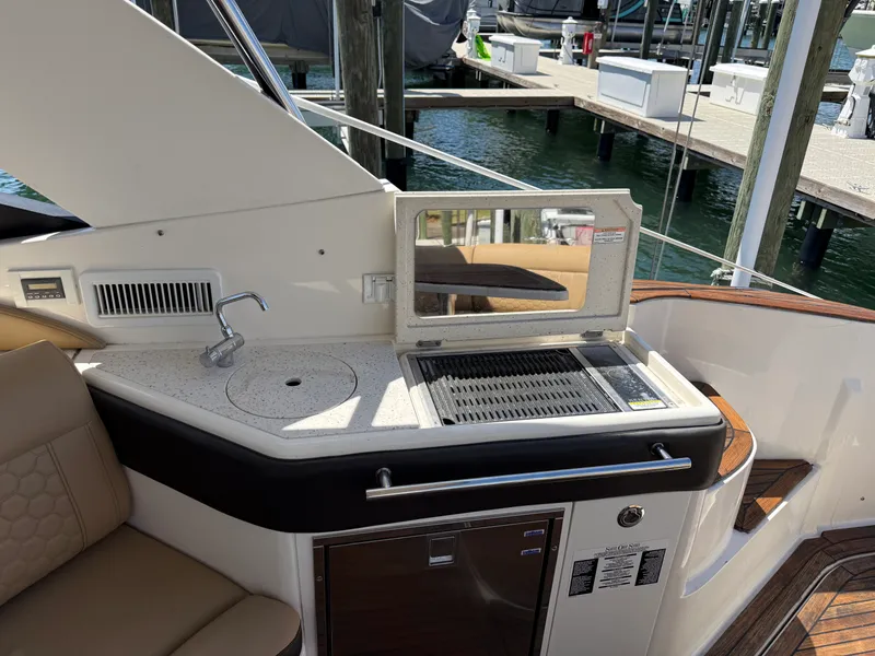 Slide: The Image of Sea Ray 320 SUNDANCER 2020 - 36