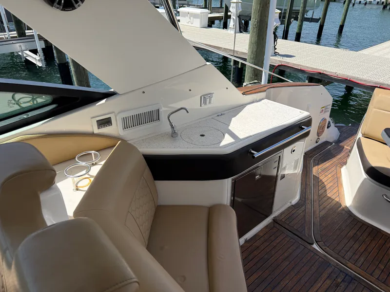 Slide: The Image of Sea Ray 320 SUNDANCER 2020 - 37