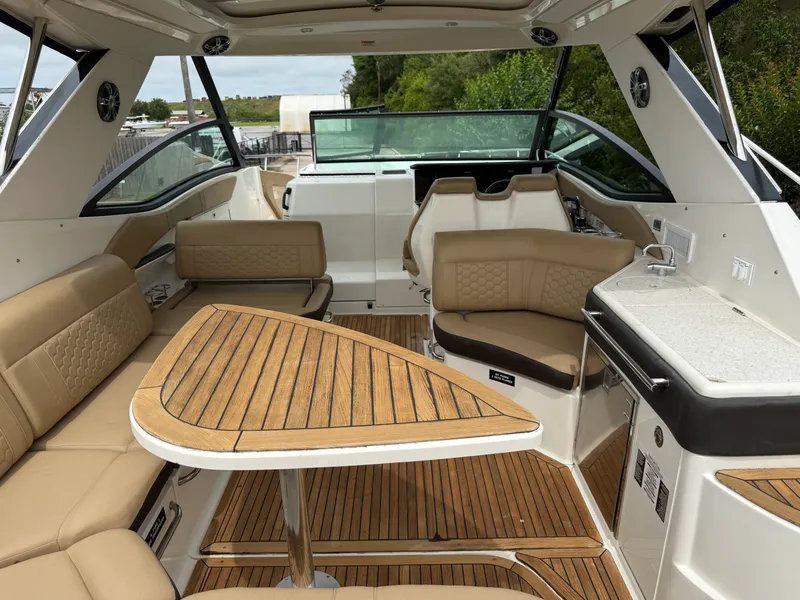 Slide: The Image of Sea Ray 320 SUNDANCER 2020 - 38