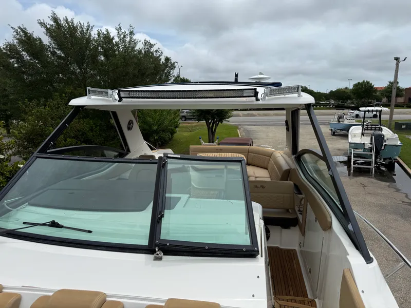 Slide: The Image of Sea Ray 320 SUNDANCER 2020 - 40