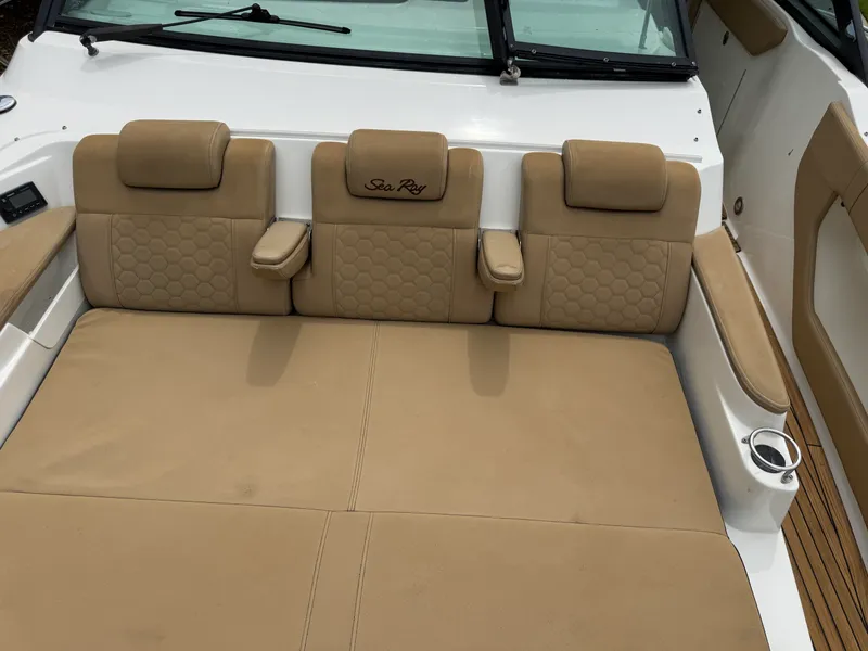 Slide: The Image of Sea Ray 320 SUNDANCER 2020 - 42