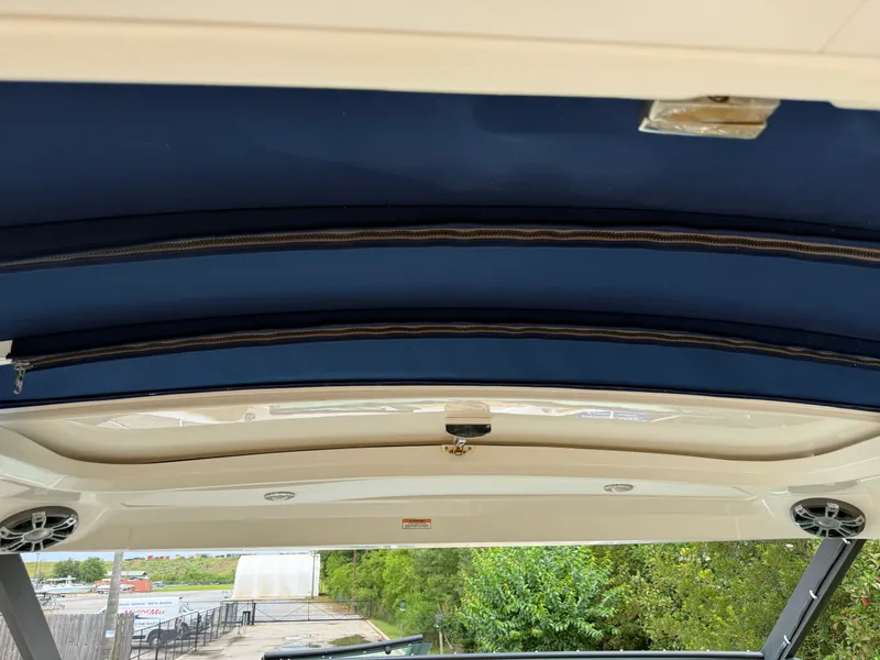 Slide: The Image of Sea Ray 320 SUNDANCER 2020 - 43