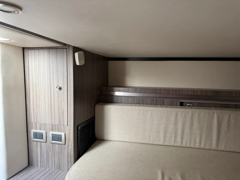 Slide: The Image of Sea Ray 320 SUNDANCER 2020 - 44