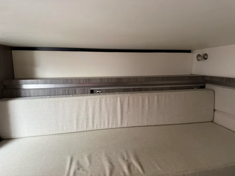 Slide: The Image of Sea Ray 320 SUNDANCER 2020 - 45