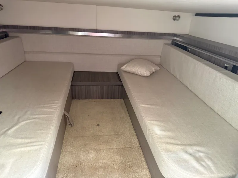 Slide: The Image of Sea Ray 320 SUNDANCER 2020 - 48