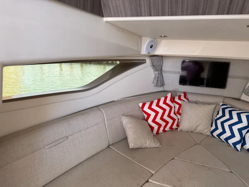 Slide: The Image of Sea Ray 320 SUNDANCER 2020 - 53