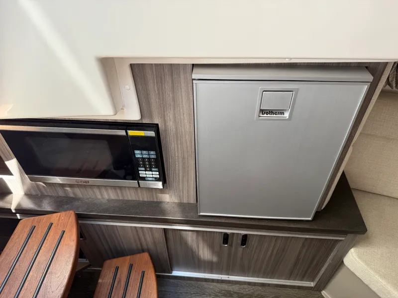 Slide: The Image of Sea Ray 320 SUNDANCER 2020 - 54