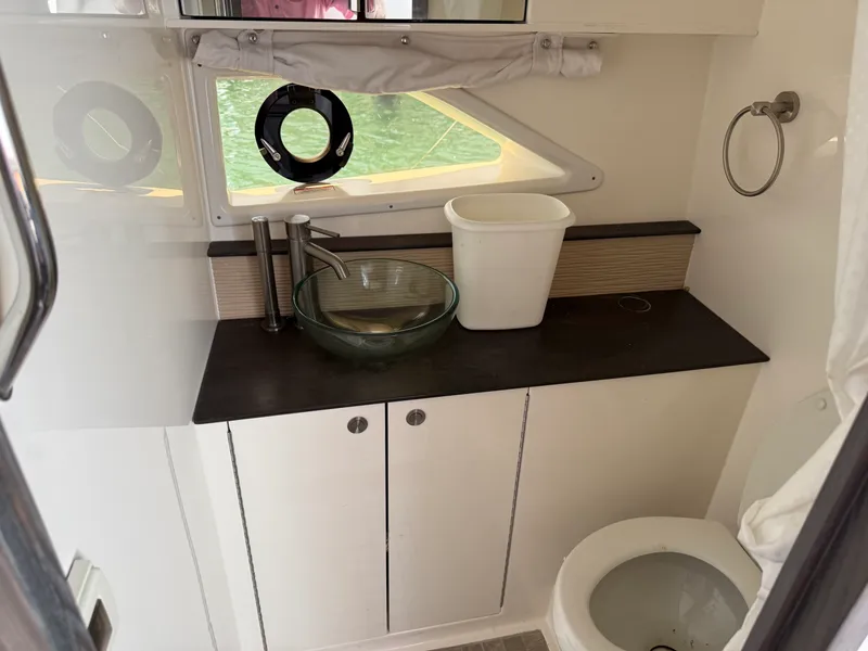 Slide: The Image of Sea Ray 320 SUNDANCER 2020 - 56