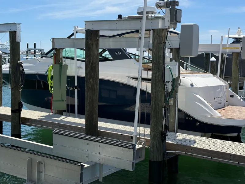 Slide: The Image of Sea Ray 320 SUNDANCER 2020 - 58