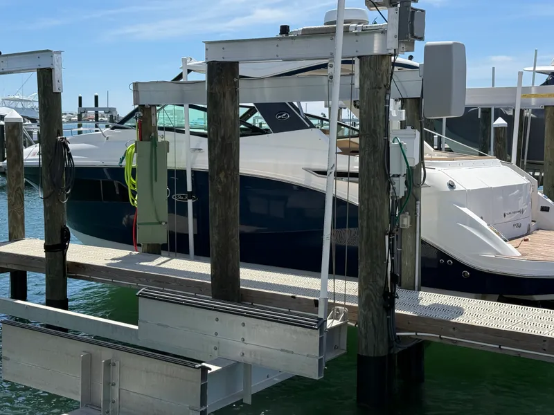 Slide: The Image of Sea Ray 320 SUNDANCER 2020 - 59
