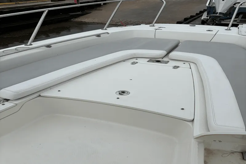 Slide: The Image of Boston Whaler 240 DAUNTLESS 2014 - 10