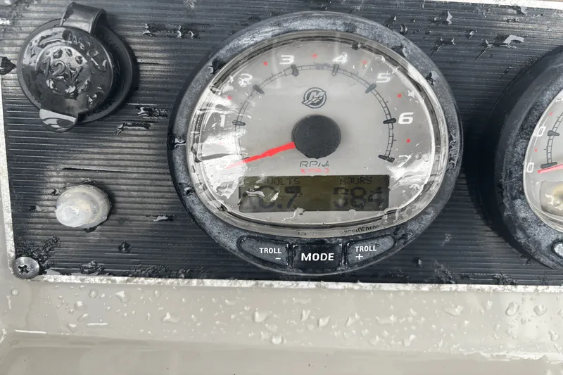 Slide: The Image of Boston Whaler 240 DAUNTLESS 2014 - 11