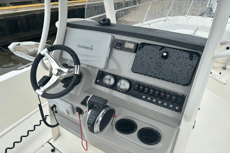 Slide: The Image of Boston Whaler 240 DAUNTLESS 2014 - 12