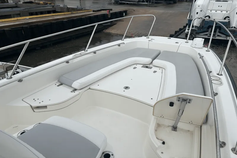 Slide: The Image of Boston Whaler 240 DAUNTLESS 2014 - 13