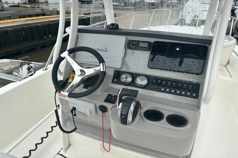 Slide: The Image of Boston Whaler 240 DAUNTLESS 2014 - 14