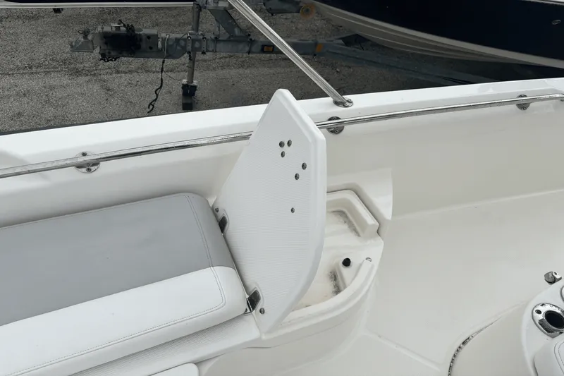 Slide: The Image of Boston Whaler 240 DAUNTLESS 2014 - 15