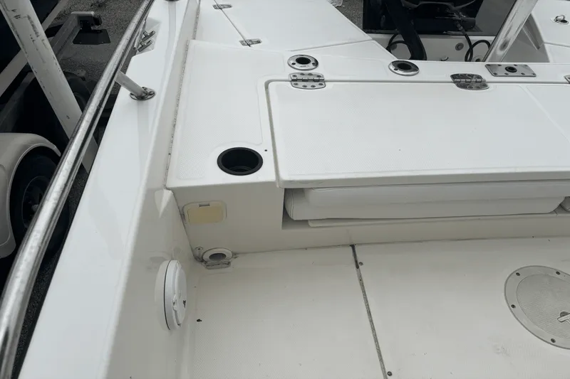 Slide: The Image of Boston Whaler 240 DAUNTLESS 2014 - 17