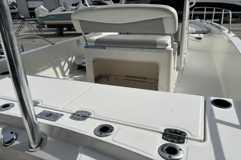 Slide: The Image of Boston Whaler 240 DAUNTLESS 2014 - 2