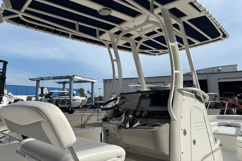 Slide: The Image of Boston Whaler 240 DAUNTLESS 2014 - 3