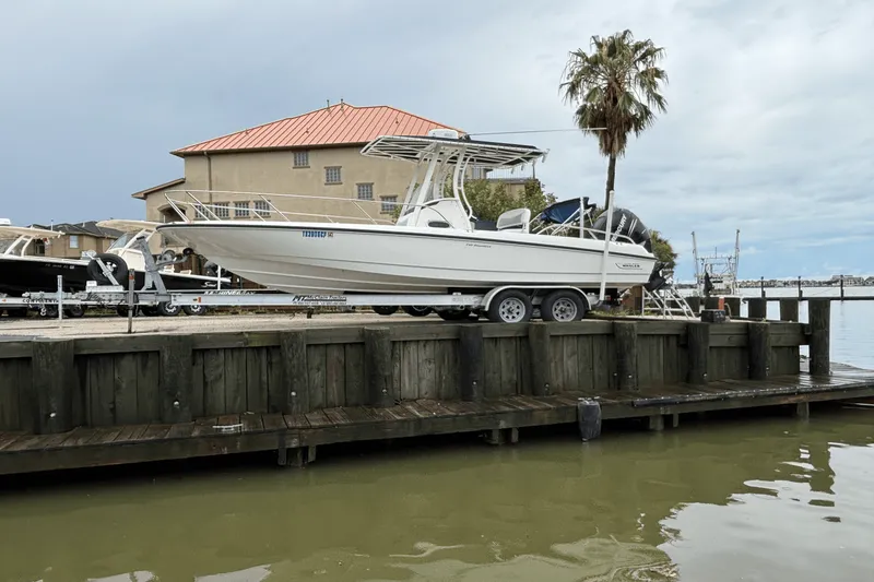 Slide: The Image of Boston Whaler 240 DAUNTLESS 2014 - 5