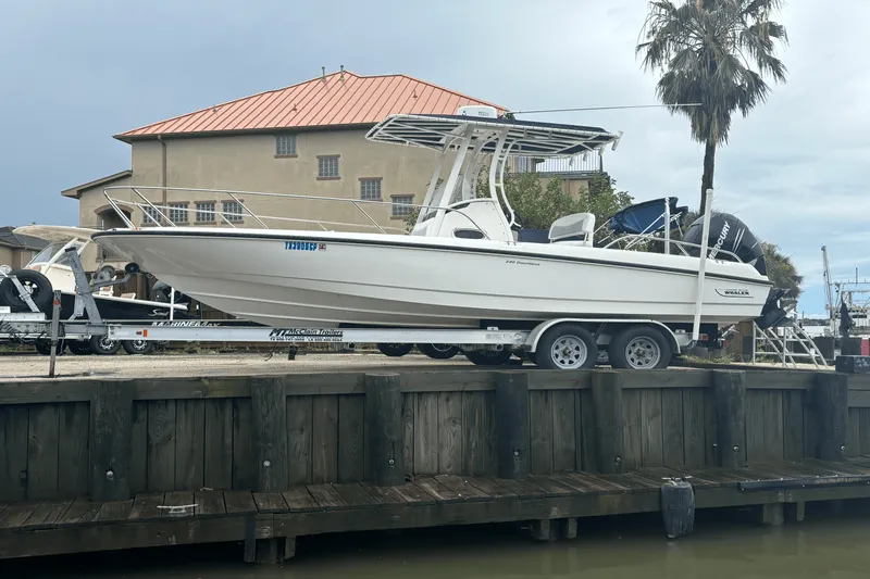 Slide: The Image of Boston Whaler 240 DAUNTLESS 2014 - 6