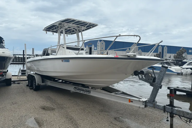 Slide: The Image of Boston Whaler 240 DAUNTLESS 2014 - 8