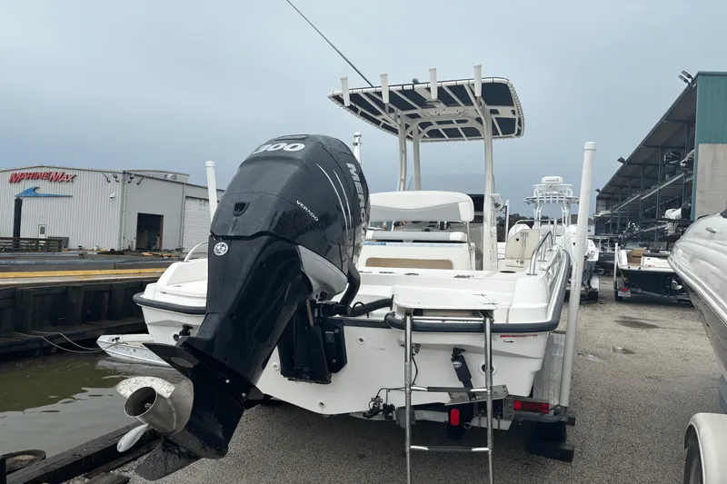 Slide: The Image of Boston Whaler 240 DAUNTLESS 2014 - 9