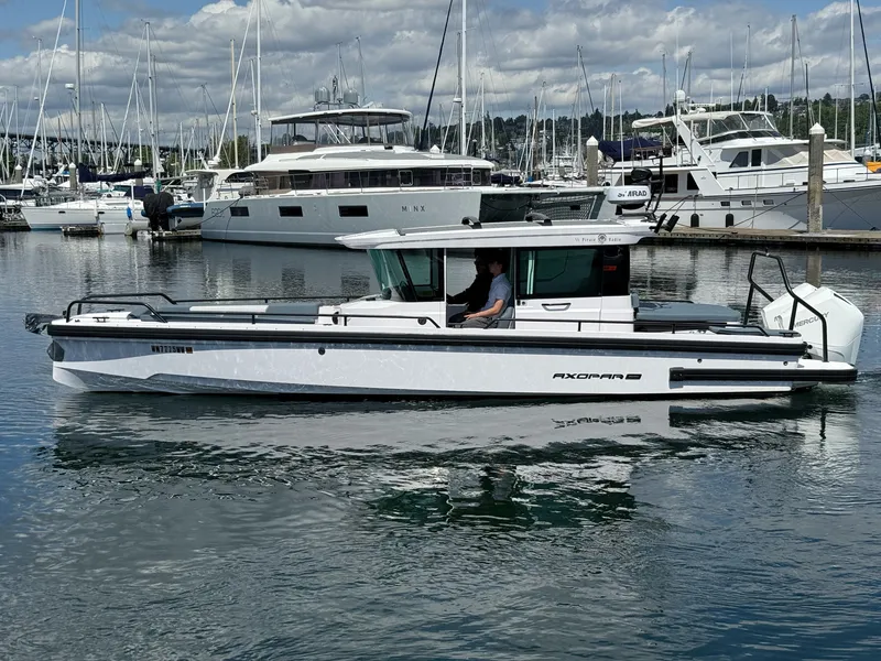 Slide: The Image of Axopar 28 CABIN 2022 - 16