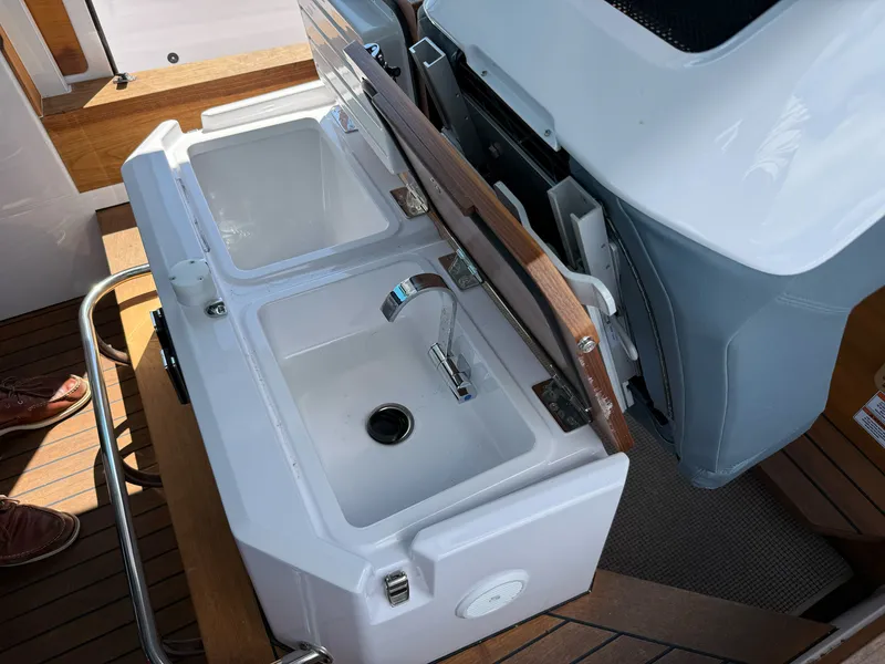 Slide: The Image of Axopar 28 CABIN 2022 - 50