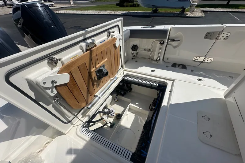 Slide: The Image of Boston Whaler 330 Outrage 2024 - 6