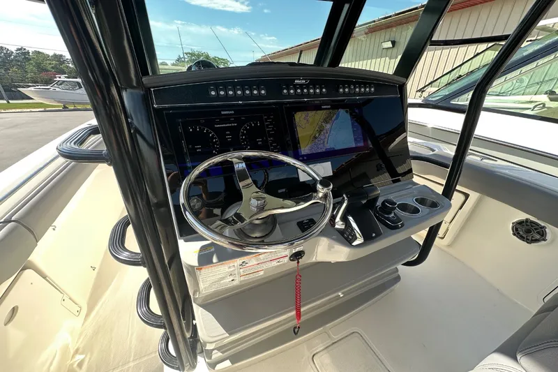 Slide: The Image of Boston Whaler 330 Outrage 2024 - 14