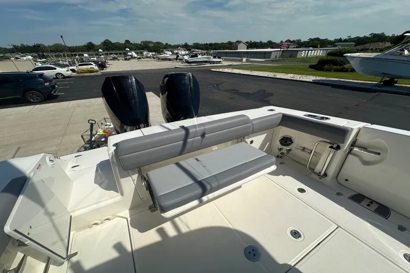 Slide: The Image of Boston Whaler 330 Outrage 2024 - 4