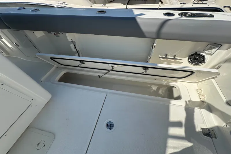 Slide: The Image of Boston Whaler 330 Outrage 2024 - 7