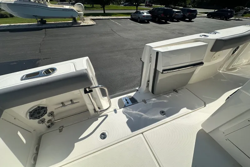 Slide: The Image of Boston Whaler 330 Outrage 2024 - 8