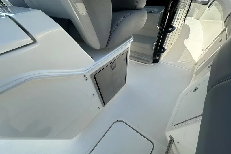 Slide: The Image of Boston Whaler 330 Outrage 2024 - 11