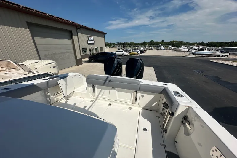 Slide: The Image of Boston Whaler 330 Outrage 2024 - 3