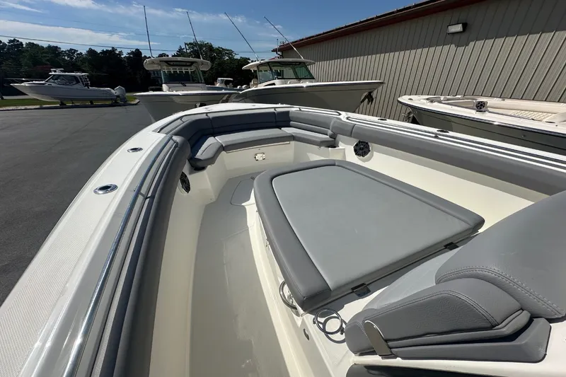 Slide: The Image of Boston Whaler 330 Outrage 2024 - 18