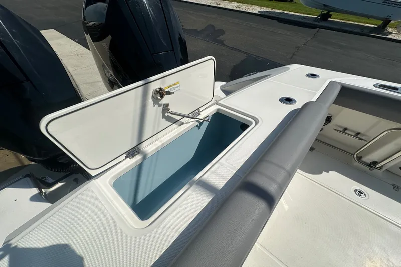 Slide: The Image of Boston Whaler 330 Outrage 2024 - 5
