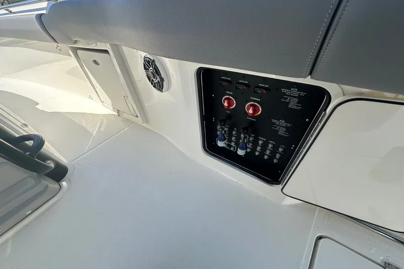 Slide: The Image of Boston Whaler 330 Outrage 2024 - 15