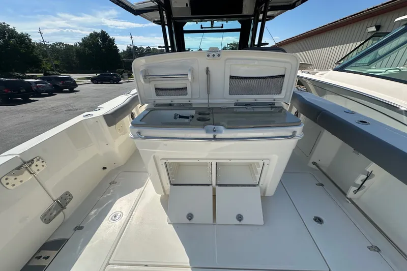 Slide: The Image of Boston Whaler 330 Outrage 2024 - 10