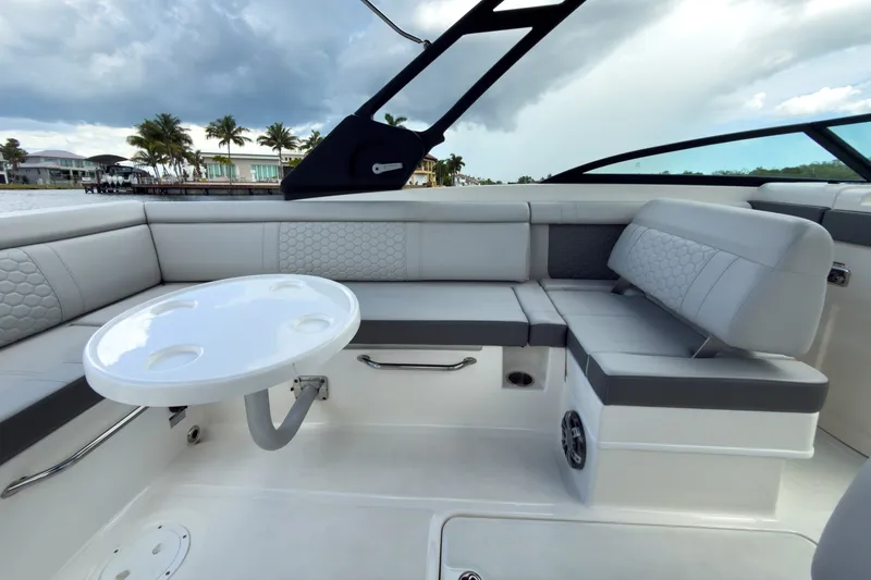 Slide: The Image of Sea Ray SDX 270 Outboard 2024 - 8