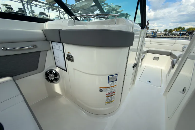 Slide: The Image of Sea Ray SDX 270 Outboard 2024 - 15