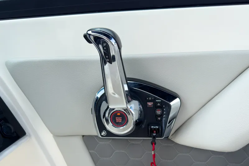Slide: The Image of Sea Ray SDX 270 Outboard 2024 - 12