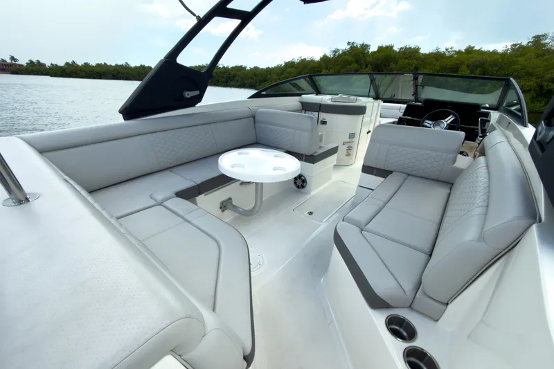 Slide: The Image of Sea Ray SDX 270 Outboard 2024 - 5
