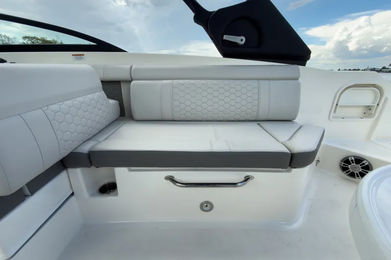 Slide: The Image of Sea Ray SDX 270 Outboard 2024 - 7