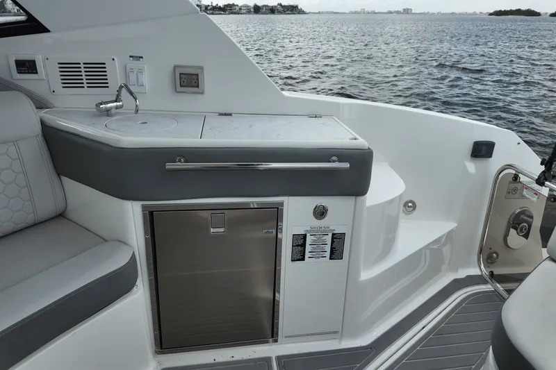 Slide: The Image of Sea Ray 320 DA-OB 2023 - 14