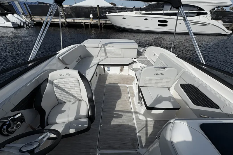 Slide: The Image of Sea Ray 230 SPX 2023 - 22