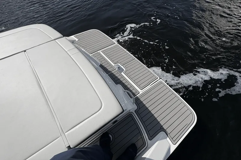 Slide: The Image of Sea Ray 230 SPX 2023 - 28