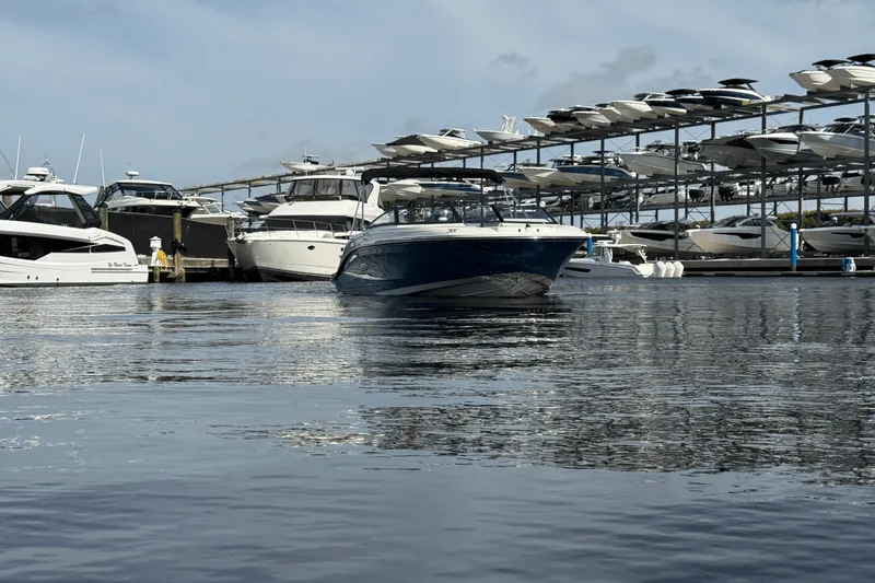 Slide: The Image of Sea Ray 230 SPX 2023 - 3